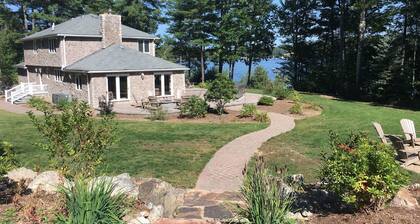 Lakefront Home, Snowmobilers & Cross Country Skiiers Paradise!