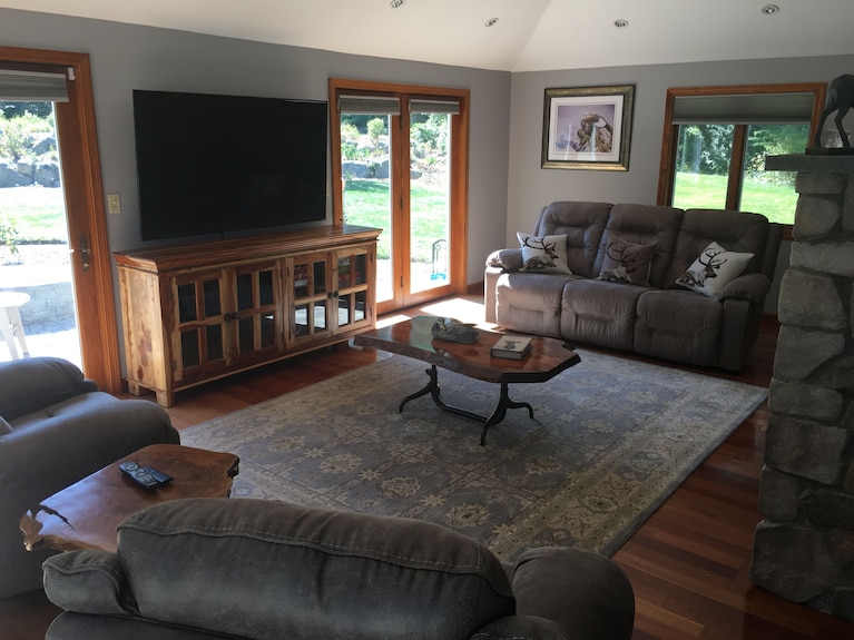 Lakefront Home, Snowmobilers & Cross Country Skiiers Paradise! - Laconia, NH
