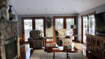 Flachbildfernseher, Kamin, Bücher