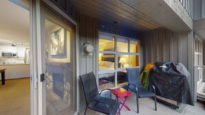 Een kamer met een stenen openhaard, een bed en een raam met uitzicht op het interieur.