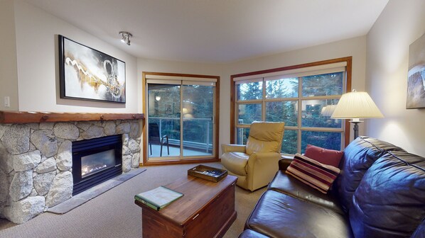 Fernseher, Kamin, DVD-Player