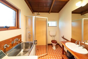 Ducha, artículos de higiene personal ecológicos y secador de pelo