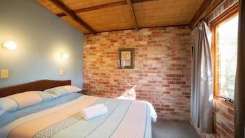 3 habitaciones, tabla de planchar con plancha y cuna de viaje