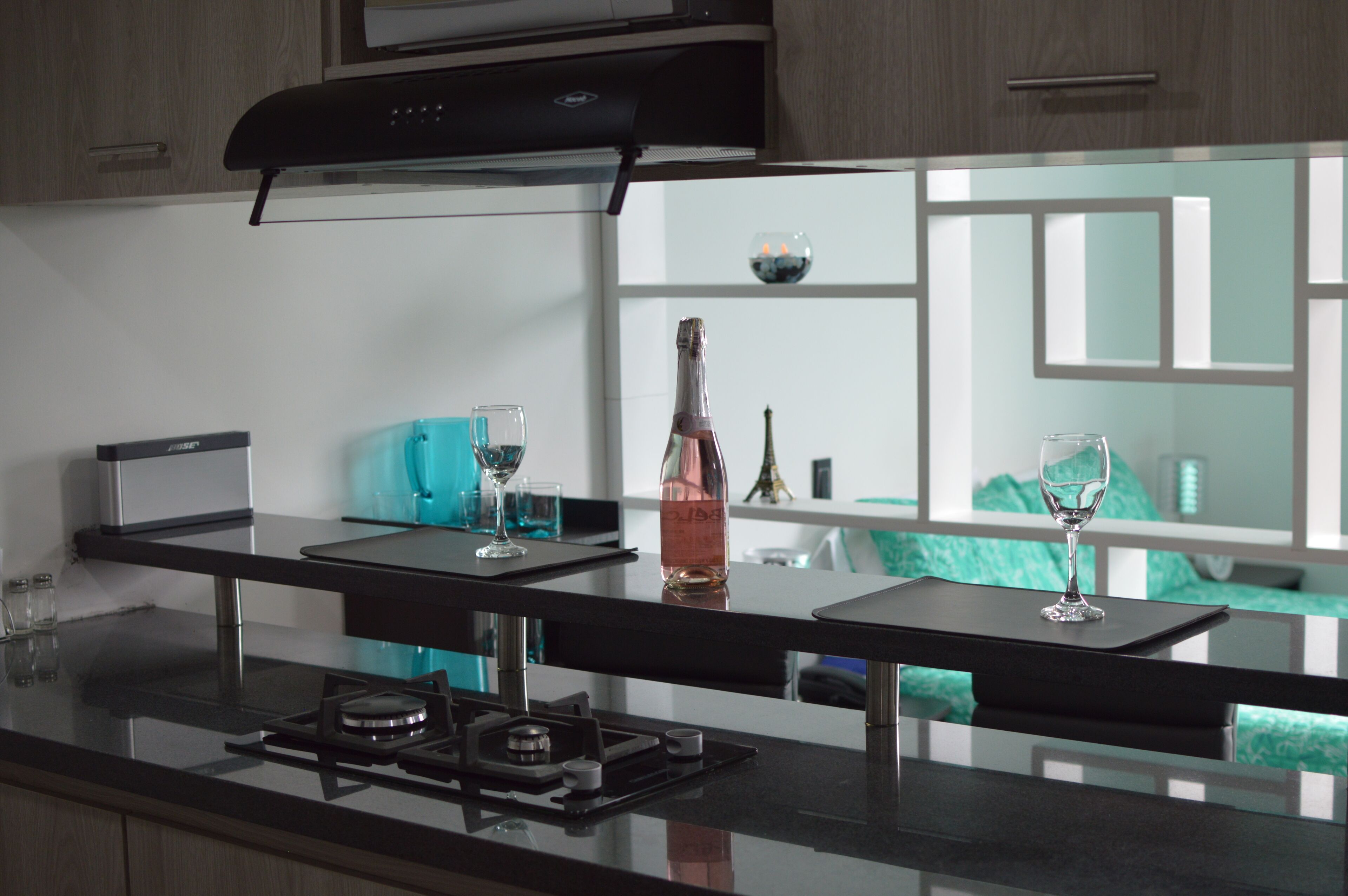 Kühlschrank, Mikrowelle, Herdplatte, Wasserkocher mit Kaffee-/Teezubehör