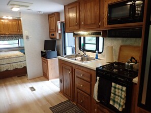 Fridge, microwave, oven, stovetop - Small family? Nature lover? Birder? Writer? Hiker? Stargazer? WELCOME! (Georgian Bluffs)