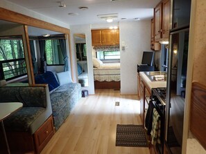 1 bedroom, pillow-top beds, free WiFi, bed sheets - Small family? Nature lover? Birder? Writer? Hiker? Stargazer? WELCOME! (Georgian Bluffs)