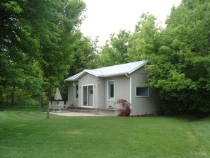 Exterior - Small family? Nature lover? Birder? Writer? Hiker? Stargazer? WELCOME! (Georgian Bluffs)