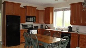 Coffee/tea maker, fridge, microwave, oven - Greystone Annex - easy access to Bruce Peninsula (Kemble)