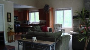 TV, fireplace, books, stereo - Greystone Annex - easy access to Bruce Peninsula (Kemble)
