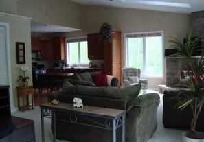 Téléviseur, foyer, livres, chaîne audio