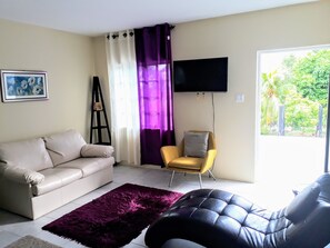 TV, DVD player, books, music library - "The Coconut Palm Villa " (Ocho Rios)