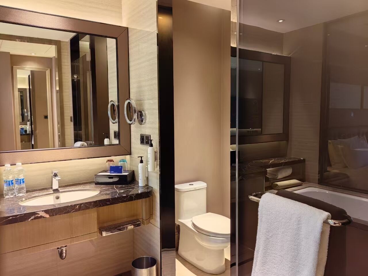Un baño moderno con lavamanos de mármol, inodoro y bañera.