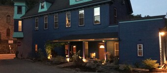 Directly across from the Old Jail, historical & surreal, ground floor 2 bedroom 