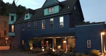 Directly across from the Old Jail, historical & surreal, ground floor 2 bedroom