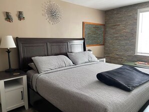 2 bedrooms, iron/ironing board, free WiFi, bed sheets - Directly across from the Old Jail, historical & surreal, ground floor 2 bedroom  (Jim Thorpe)
