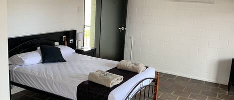 Bureau, fer et planche Ă repasser, Wi-Fi gratuit, draps fournis