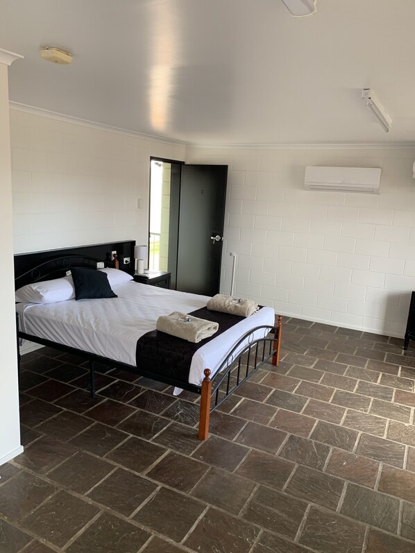 Bureau, fer et planche à repasser, Wi-Fi gratuit, draps fournis