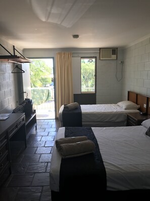 Bureau, fer et planche à repasser, Wi-Fi gratuit, draps fournis