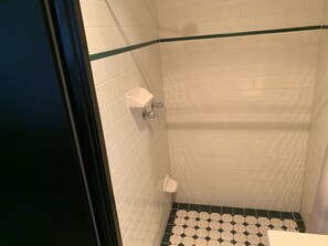 Shower, free toiletries, towels - Central Motel (Longreach)