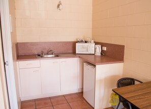 Habitación Confort doble de uso individual, varias camas | Cocina básica privada | Frigorífico, cafetera o tetera y hervidor eléctrico
