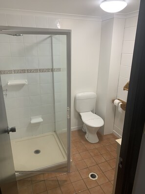 Quarto casal conforto de uso individual, várias camas | Banheiro | Chuveiro, produtos de toalete grátis, toalhas de banho 
