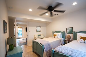 3 Schlafzimmer, Schreibtisch, Bügeleisen/Bügelbrett, Reisekinderbett