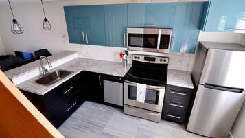 Fridge, microwave, stovetop, dishwasher