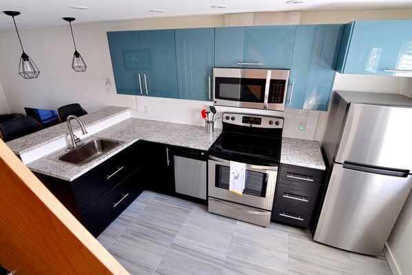 Private kitchen | Fridge, microwave, stovetop, dishwasher