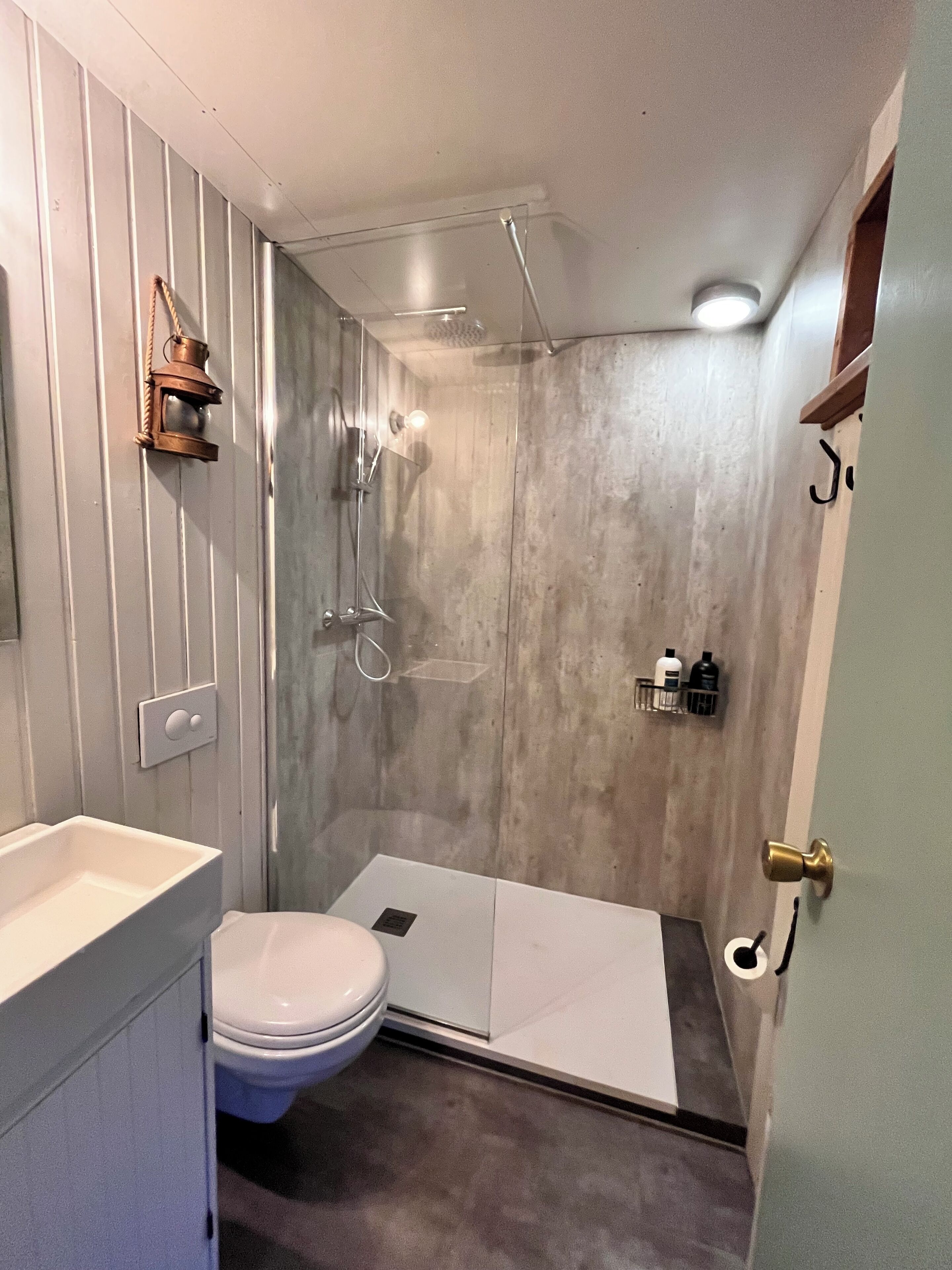 Dusj, hårføner, håndklær og såpe