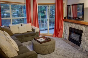 TV, fireplace, DVD player - Aspens #351 Prime Ski-in Ski-out Location! Pool, Hot tubs, sleeps 8 (Whistler)