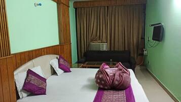 Memory-foam beds, in-room safe, desk, laptop workspace