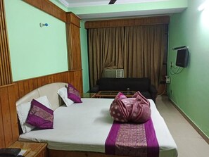 Memory foam beds, in-room safe, desk, laptop workspace - Hotel Delhi Regency (New Delhi)