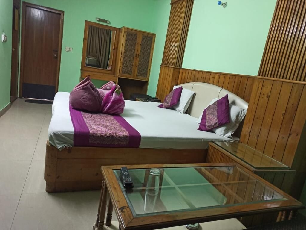 Memory-foam beds, in-room safe, desk, laptop workspace