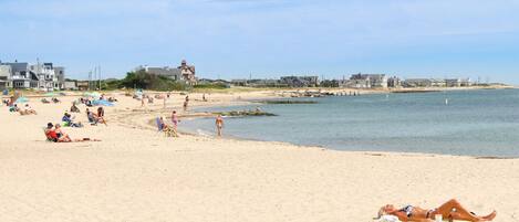 Beach nearby, sun loungers, beach umbrellas, beach towels