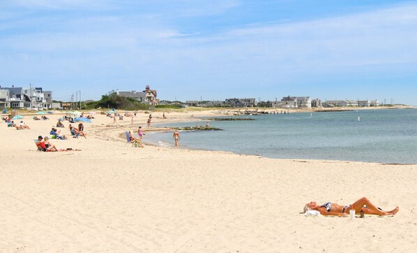 Beach nearby, sun loungers, beach umbrellas, beach towels - Walk to the private beach - kayak - central a/c -  pool/restaurant club optional (Falmouth)