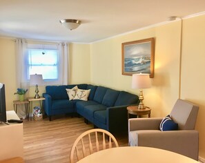 Smart TV, fireplace, DVD player, toys - Walk to the private beach - kayak - central a/c -  pool/restaurant club optional (Falmouth)
