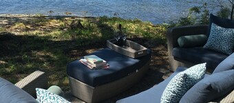 Freshly Renovated, Modernized, Water's Edge Cottage.