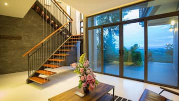 Casa de lujo, 4 habitaciones, con acceso al salón lounge del club, vista a la colina | Servicios de la habitación