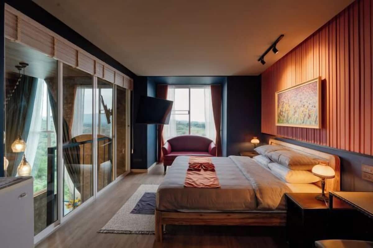 6 bedrooms, desk, blackout drapes, free WiFi