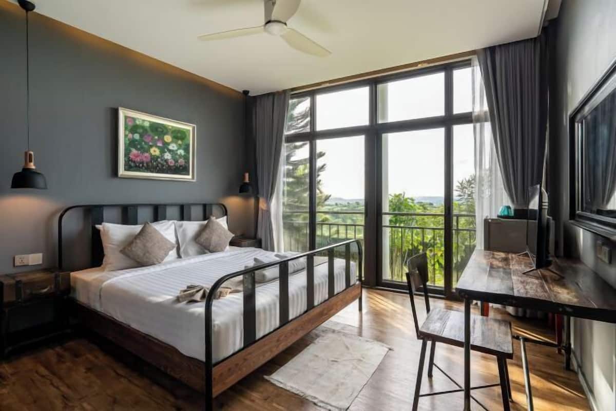 6 bedrooms, desk, blackout drapes, free WiFi