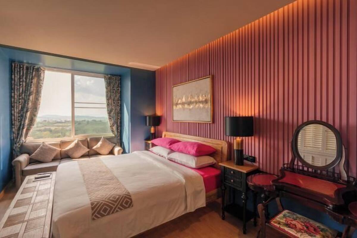 6 bedrooms, desk, blackout drapes, free WiFi