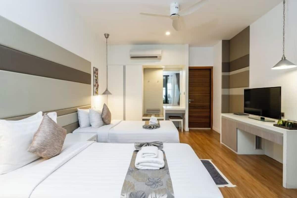 6 bedrooms, desk, blackout drapes, free WiFi