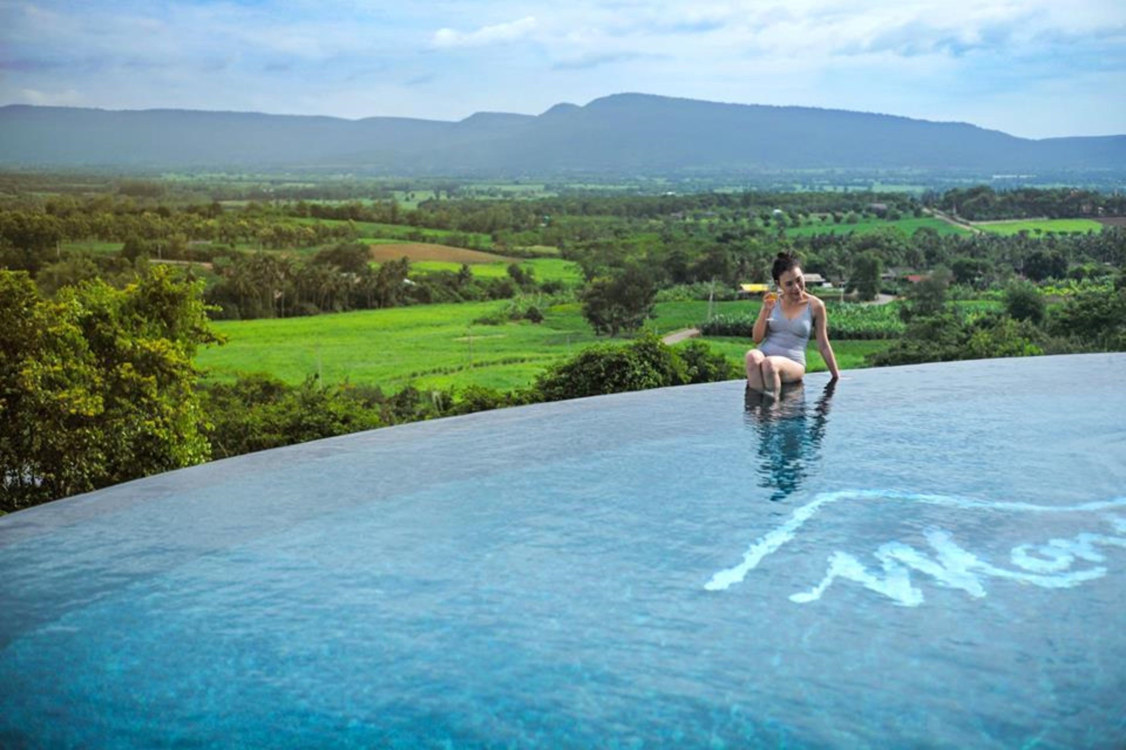 สระว่ายน้ำกลางแจ้ง, สระว่ายน้ำไร้ขอบ