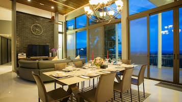 Luxury House, 4 Bedrooms, Club lounge access, Hill View | Television