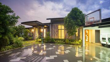 Luxury House, 4 Bedrooms, Club lounge access, Hill View | Front of property