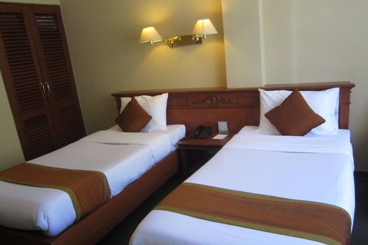 Standard Room, 1 Bedroom, City View | Minibar, in-room safe, desk, iron/ironing board