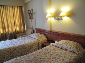 Quarto standard, 1 quarto, vista para a cidade | Frigobar, cofres nos quartos, escrivaninha