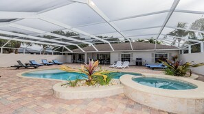 室外游泳池，恒温泳池