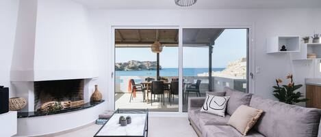 Smart-TV, peis, bøker og stereoanlegg