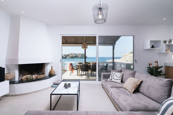 Smart TV, caminetto, libri, impianto stereo